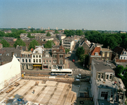 123498 Overzicht van een deel van de binnenstad van Utrecht, vanaf een bouwkraan op de bouwplaats van de woningen aan ...